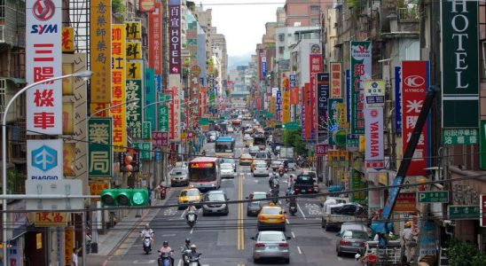 Đường phố đông đúc tấp nập ở Đài Bắc